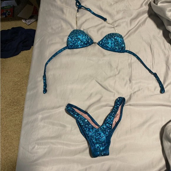 Women’s Figure Suit - Picture 3 of 3